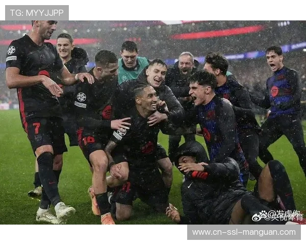 巴萨球迷诺坎普高歌，亚马尔进球后致敬前辈