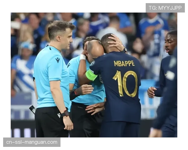 通讯：跟随一场西甲比赛的VAR裁判组，记录他们的90分钟工作流程